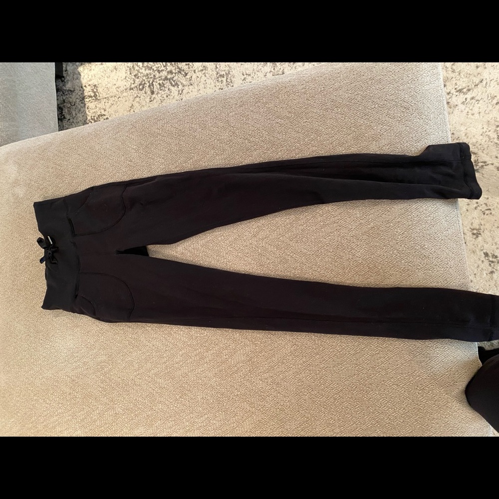 Black LULULEMON LEGGINGS SIZE 6.